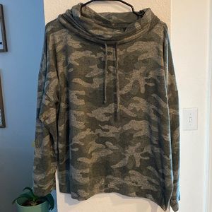 Bell-neck lounge sweatshirt, army print.